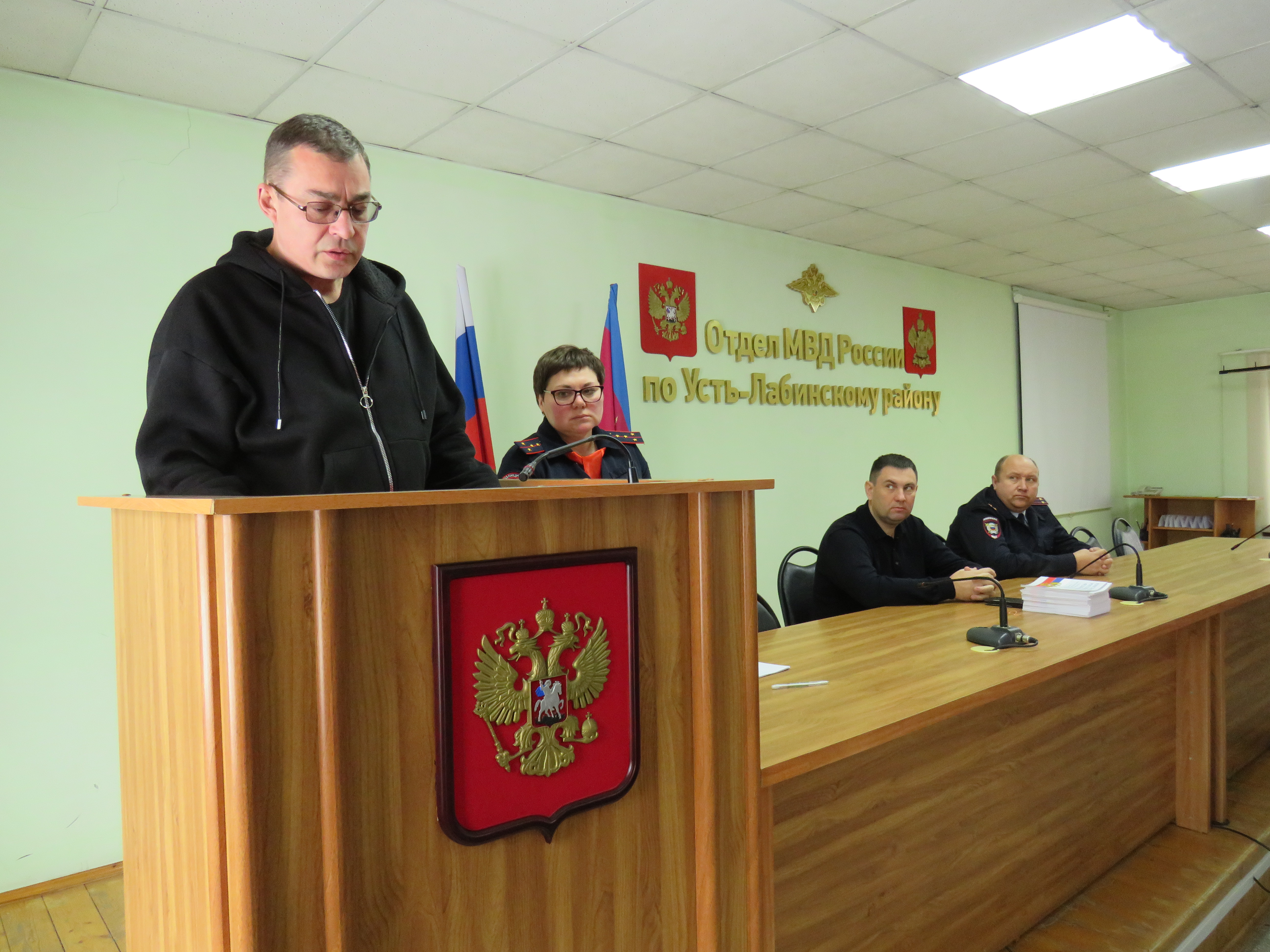 В Усть-Лабинске полицейские вручили паспорта новым гражданам Российской Федерации