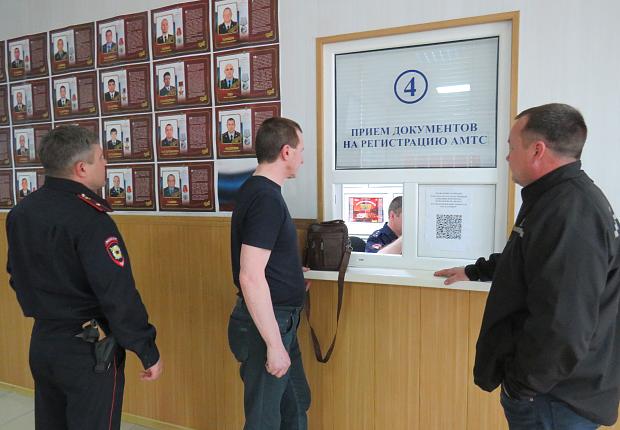 В Усть-Лабинском районе общественники проверили качество предоставления государственных услуг по линии ГИБДД