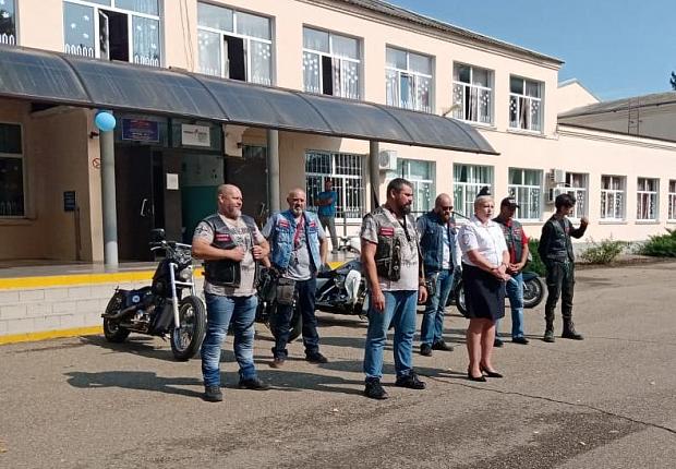 Усть-лабинские полицейские и байкеры рассказали детям о ПДД 