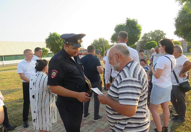 Участковые уполномоченные полиции проводят профилактические беседы с жителями района на сходах граждан