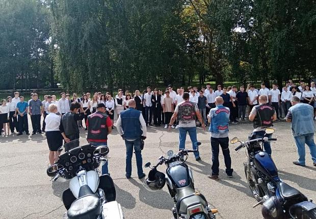 Усть-лабинские полицейские и байкеры рассказали детям о ПДД 