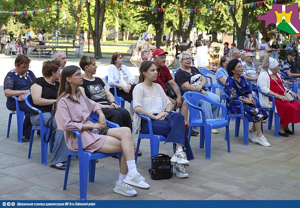 На летней сцене в городском парке прошел концерт духового оркестра "Альянс"