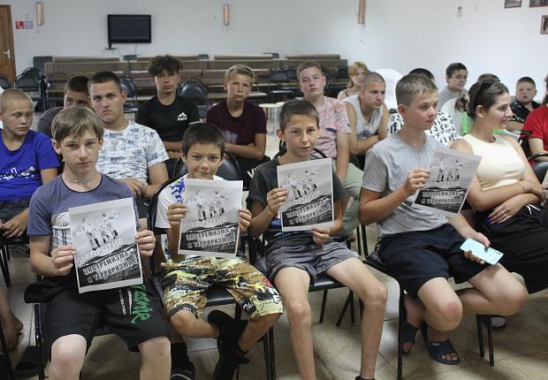 Полицейские и общественники провели встречу с несовершеннолетними в детском лагере «Тополек»