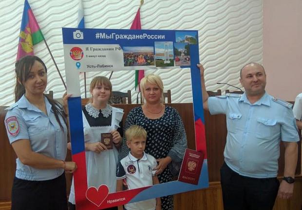 Алексей Гедзь вручил первые паспорта юным усть-лабинцам
