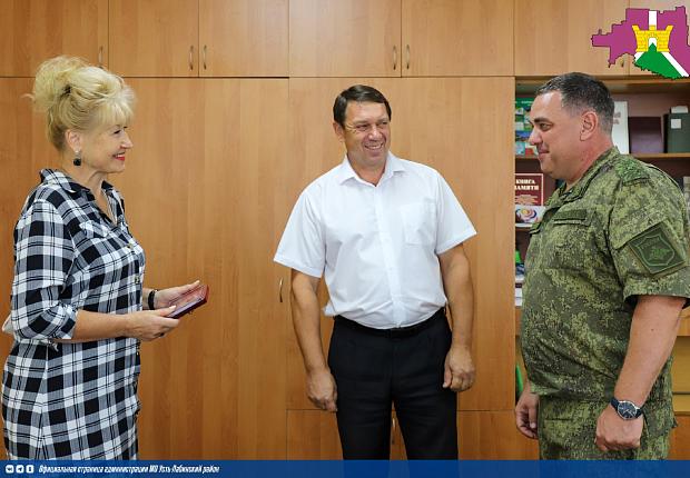 Военный комиссар Усть-Лабинского района Андрей Болгов передал семьям наших бойцов государственные награды