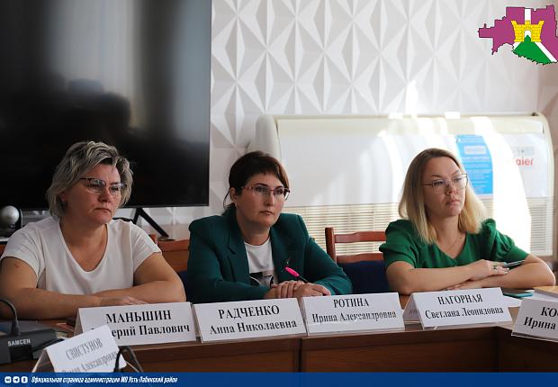 Глава Усть-Лабинского района провел планерное заседание с заместителями и начальниками отделов